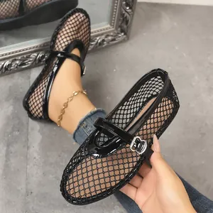 Vue détaillée de ballerines en résille noire avec boucle métallique et bout rond mode