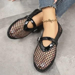 Vue détaillée des sandales plates en maille noire pour femmes avec boucle en métal