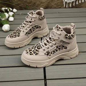 Détail de baskets montantes à imprimé léopard avec fermeture éclair décorative