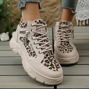 Gros plan sur ces baskets léopard tendance à semelles épaisses et fermeture éclair décorative.