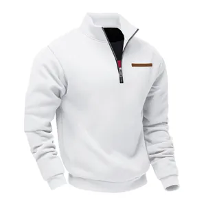 Gros plan d'un sweat-shirt blanc pour homme avec demi-zip et col montant élégant.