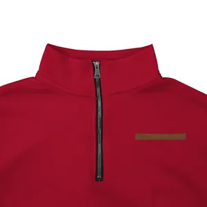 Gros plan d'un sweat rouge à demi-zip pour homme avec col montant et détail cuir
