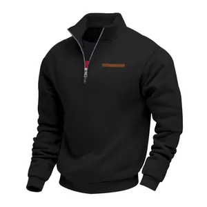 Gros plan d'un sweat-shirt noir pour homme avec demi-fermeture éclair et col montant.