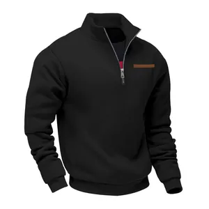 Détail d'un sweat-shirt à col montant et demi-zip pour homme de couleur noire classique
