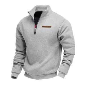 Vue détaillée du sweat à col montant et demi-fermeture éclair gris pour hommes