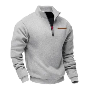 Gros plan d'un sweat-shirt gris pour homme à demi-fermeture éclair avec détail en cuir