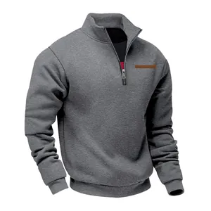 Sweat-shirt gris pour homme avec demi-fermeture éclair, col montant et doublure polaire.