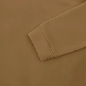 Vue détaillée du poignet côtelé d'un sweat-shirt en polaire camel.