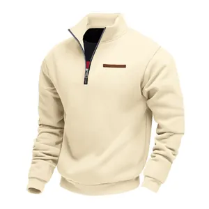 Vue détaillée du sweat-shirt décontracté beige à col montant et demi-zip pour hommes
