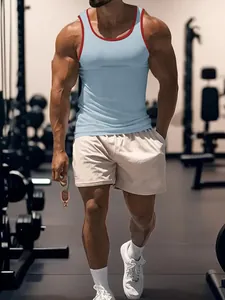 Détail de face d'un débardeur de fitness bleu clair à côtes et bordure rouge