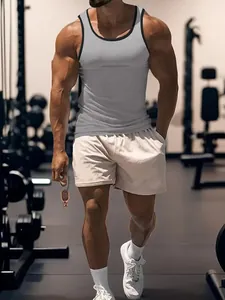 Vue détaillée du débardeur de sport gris pour homme dans un cadre de salle de sport