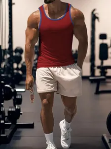 Gros plan d'un débardeur de gym bicolore rouge et bleu porté par un athlète masculin musclé