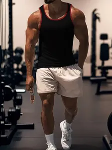 Détail d'un homme musclé portant un débardeur de sport noir côtelé avec bordure rouge