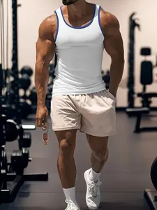Homme en salle de sport portant un débardeur de fitness blanc avec bordure bleue