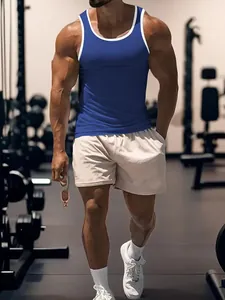 Mannequin portant un débardeur de sport bleu avec bordure blanche dans une salle de sport