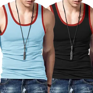 Détail de débardeurs de sport ajustés pour hommes avec bordure rouge en bleu clair et noir.