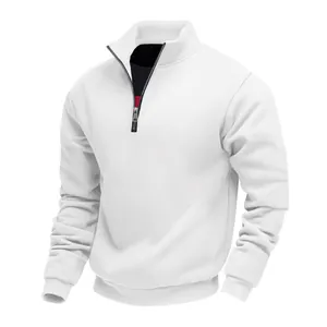 Dettaglio felpa pesante in pile bianco con mezza zip e colletto alla coreana uomo.