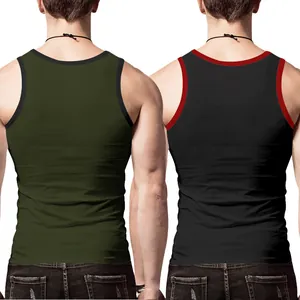 Vue arrière de deux hommes musclés en débardeurs de sport en maille côtelée moulante.