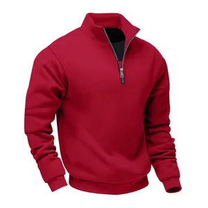 Vista dettagliata della felpa rossa in pile pesante con mezza zip e collo alto.