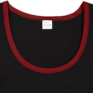 Gros plan d'un débardeur de sport noir avec encolure bordeaux et étiquette de taille