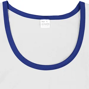 Détail du col d'un débardeur de sport blanc pour hommes avec bordure bleue et étiquette