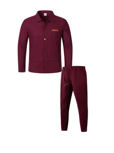 Detailansicht eines burgunderroten, strukturierten Stricksets für Herren, Jacke und Hose
