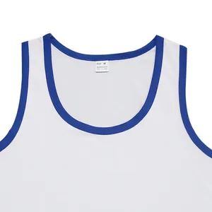 Détail d'un débardeur blanc pour hommes avec bordure bleue et étiquette 100% polyester