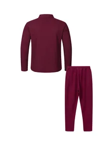 Rückansicht eines burgunderfarbenen Herren-Sets aus Jacke und Hose mit Waffelstruktur