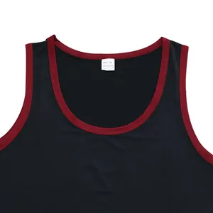 Vue détaillée du col d'un débardeur de sport pour hommes avec bordure bordeaux