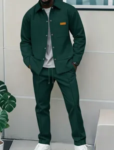 Detailansicht eines dunkelgrünen, strukturierten Freizeit-Jacketts und Hosen-Sets