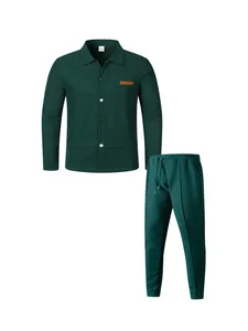 Gesamtansicht des dunkelgrünen strukturierten Herren-Freizeitsets mit Jacke und langer Hose