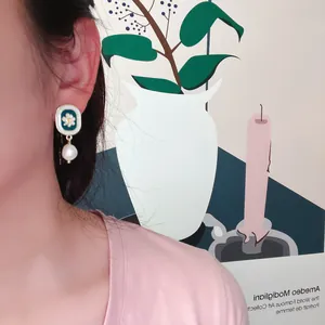 Boucles d'oreilles vintage en émail avec fleur et pendentif perle baroque pour femmes.