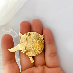Vista posterior de un broche de grulla dorada vintage con imperdible para vestido Hanfu