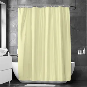 Volledig zicht op crème PEVA waterdicht douchegordijn in een moderne badkamer set