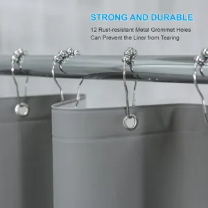 Detalle de cortina de ducha de PEVA gris con ojales metálicos inoxidables duraderos.