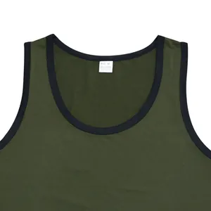 Gros plan d'un débardeur de fitness vert olive avec bordure noire et étiquette de taille