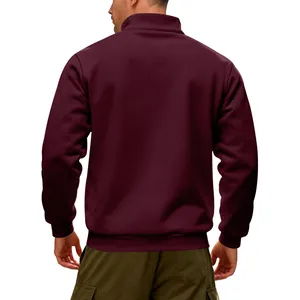 Vista posteriore di una pesante felpa in pile bordeaux con mezza zip per uomo sportivo.