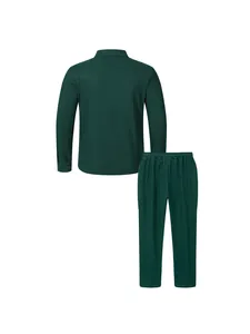 Dunkelgrünes strukturiertes Freizeitset für Herren mit Jackenrückseite und Hose.