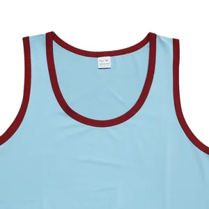 Détail de l'encolure et de l'étiquette en tissu du débardeur pour homme bleu et bordeaux.