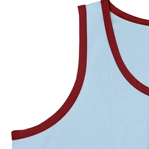 Vue détaillée du débardeur de fitness bleu clair avec bordure contrastée bordeaux côtelé.