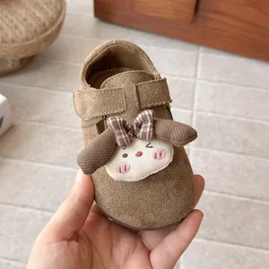 Süßer brauner Wildleder-Flachschuh für Kleinkinder mit Cartoon-Hündchen und Karoschleife