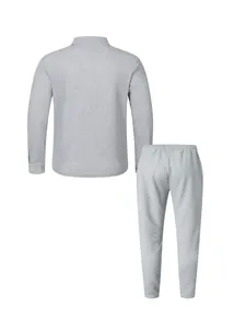 Rückansicht eines grauen, strukturierten Herren-Freizeitanzugs aus Jacke und Hose