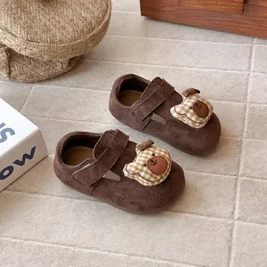 Süße braune Kleinkinderschuhe für Mädchen mit Bären-Dekor und Klettverschluss für Frühling