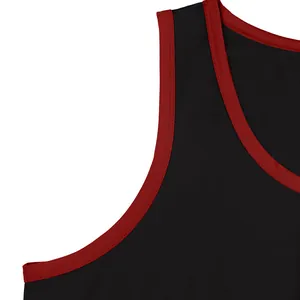 Détail du col et de l'emmanchure sur un débardeur de fitness noir avec bordure rouge