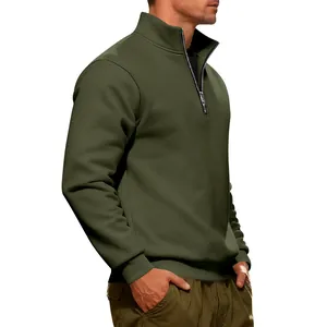 Vista laterale del pullover in pile da uomo verde oliva caldo con la mezza zip