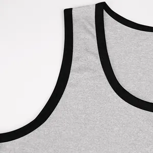 Vue détaillée d'un débardeur de sport gris pour homme avec encolure côtelée noire.