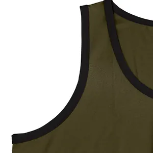 Gros plan détaillé du débardeur de fitness côtelé vert olive avec bordures noires
