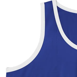 Gros plan d'un débardeur de fitness bleu pour hommes avec détails de couture