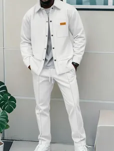 Elegantes weißes Herren-Set aus strukturierter Freizeitjacke und passender Hose.