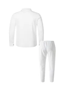 Rückansicht eines weißen zweiteiligen Waffelstrick-Sets für Herren mit Jacke und Hose.